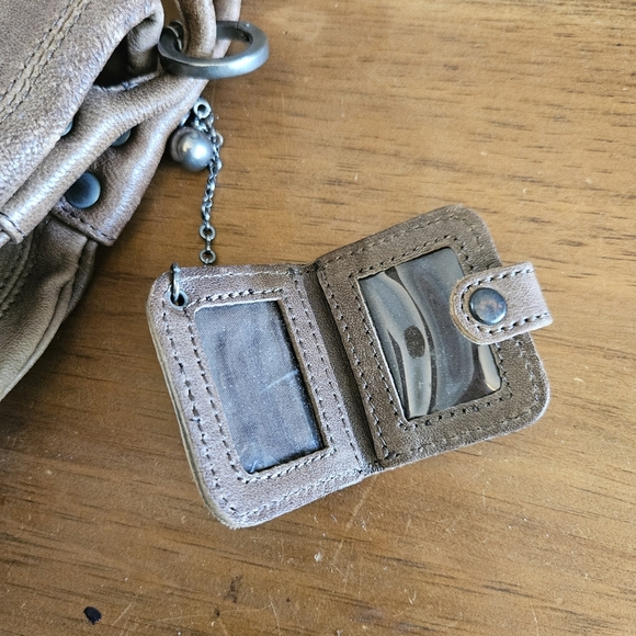 Pablo - Made in France - Brown Leather Messenger Style Crossbody Bag - Picture 4 of 16